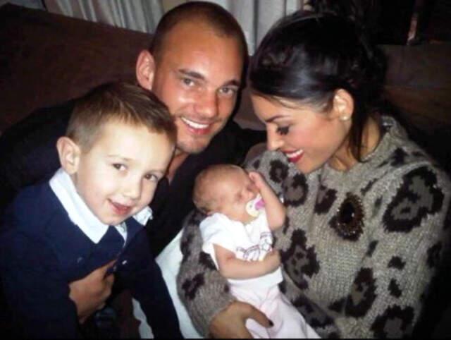 Futbolcu Wesley Sneijder'in Eşi Yolanthe Cabau'nun Oğluyla Banyo Pozları Beğeni Yağmuruna Tutuldu