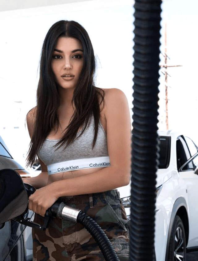 Hande Erçel, Paylaşımıyla Kim Kardashian'a Benzetildi