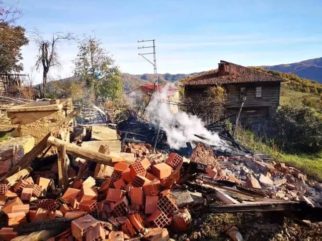 Kastamonu'da Yangında 4 Ev Kullanılamaz Hale Geldi