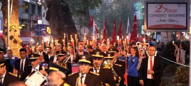 Kocaeli'de Cumhuriyet Coşkusu Fettah Can Konseriyle Renklendi Kocaeli'de Cumhuriyet Coşkusu Fettah Can Konseriyle Renklendi
