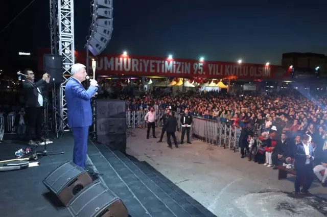 Kocaeli'de Cumhuriyet Coşkusu Fettah Can Konseriyle Renklendi Kocaeli'de Cumhuriyet Coşkusu Fettah Can Konseriyle Renklendi