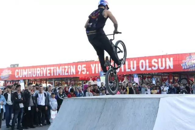 Kocaeli'de Cumhuriyet Coşkusu Fettah Can Konseriyle Renklendi Kocaeli'de Cumhuriyet Coşkusu Fettah Can Konseriyle Renklendi