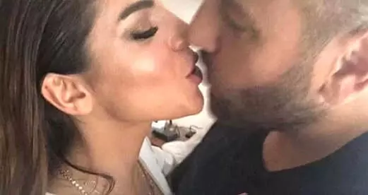Öpüşme Fotoğrafları Ortaya Çıkan Mr Jade Lakaplı Özkan Şen, Çok Sert Konuştu Öpüşme Fotoğrafları Ortaya Çıkan Mr Jade Lakaplı Özkan Şen, Çok Sert Konuştu