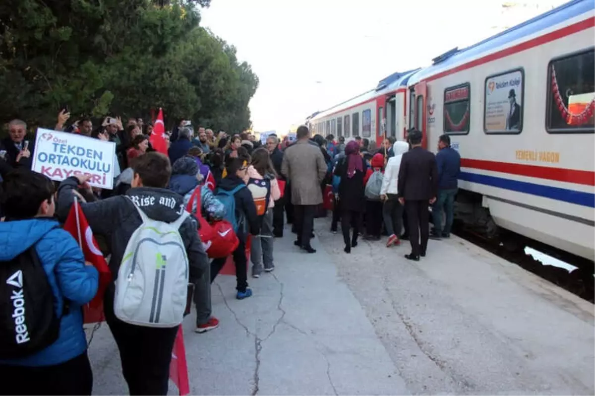 Tekden Cumhuriyet Treni Sivas'a Doğru Yola Çıktı