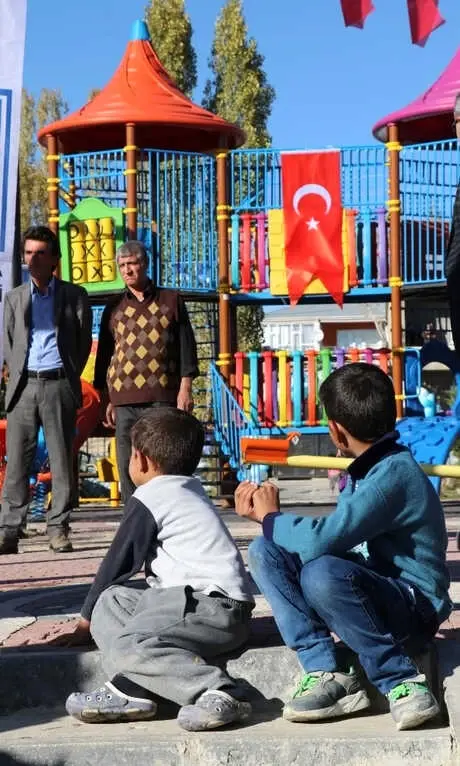 40 Yıllık Mahalle İlk Parkına Kavuştu 40 Yıllık Mahalle İlk Parkına Kavuştu