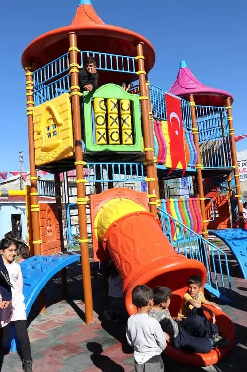 40 Yıllık Mahalle İlk Parkına Kavuştu 40 Yıllık Mahalle İlk Parkına Kavuştu