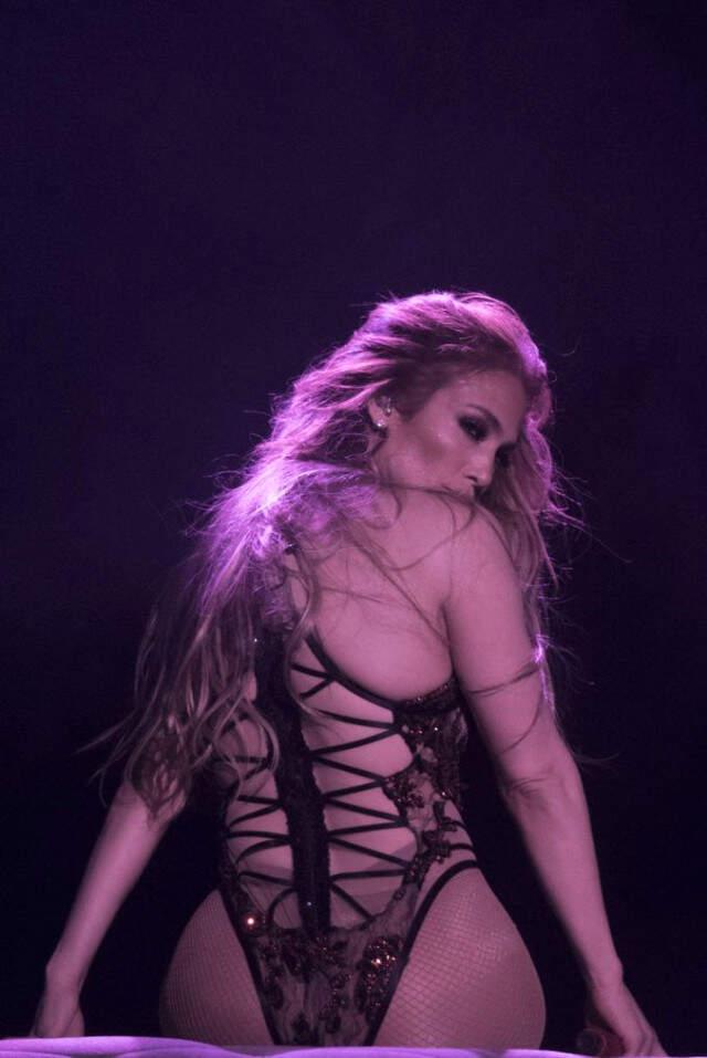 49 Yaşındaki Jennifer Lopez'in Pozu Olay Oldu!