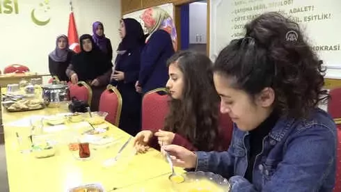 Ev Yemekleriyle Doğal Beslenmeye Dikkat Çektiler Ev Yemekleriyle Doğal Beslenmeye Dikkat Çektiler