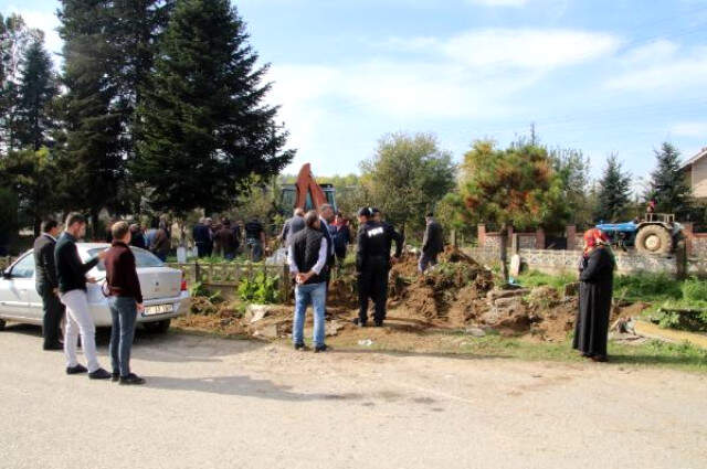 Mezarlıktaki Çalışma Nedeniyle, Ölülerini Poşette Gören Vatandaşlar Şaşkına Döndü!