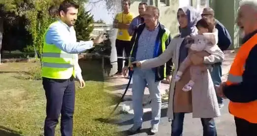 Sümeyye Bayraktar, Kameralar Önünde Eşi Selçuk Bayraktar'ı Islattı Sümeyye Bayraktar, Kameralar Önünde Eşi Selçuk Bayraktar'ı Islattı