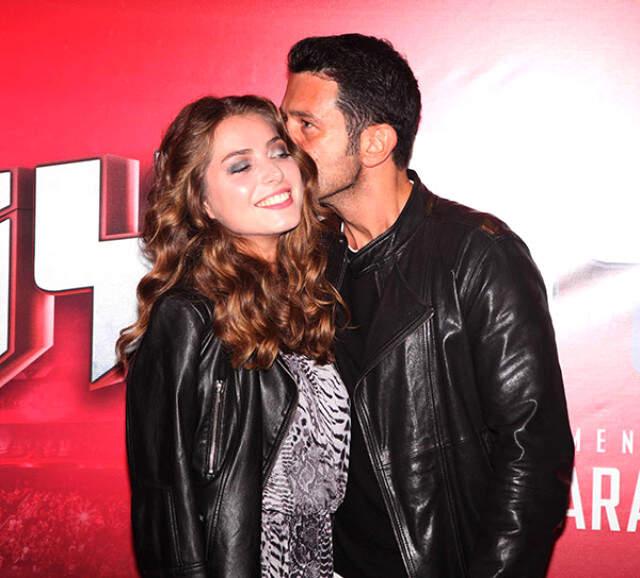 Başarılı Oyuncu Keremcem, Kendisinden 15 Yaş Küçük Sevgilisini Öpücüklere Boğdu