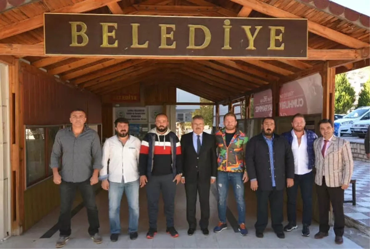 Elmalı'nın Başpehlivanları Ödüllendirildi