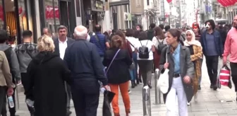 İstiklal Caddesi'nde Bir Ören Bayan...hem Yürüyor, Hem Örüyor