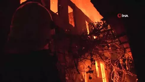 Köy Muhtarının Evi Alevlere Teslim Oldu