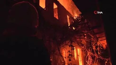 Köy Muhtarının Evi Alevlere Teslim Oldu