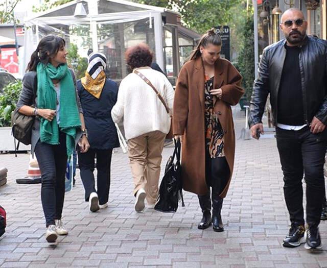 Murat Boz'la Barıştığı Söylenen Aslı Enver'in Parmağındaki Tek Taş Yüzük Kafaları Karıştırdı