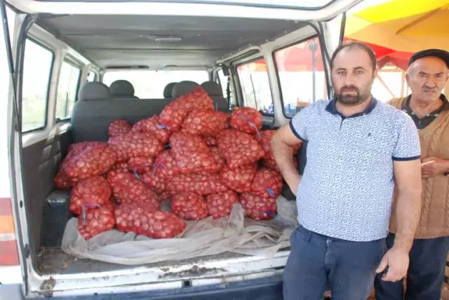 Soğan Depolarda Çürümeye Başladı, Fiyat Artışı Bekleniyor Soğan Depolarda Çürümeye Başladı, Fiyat Artışı Bekleniyor