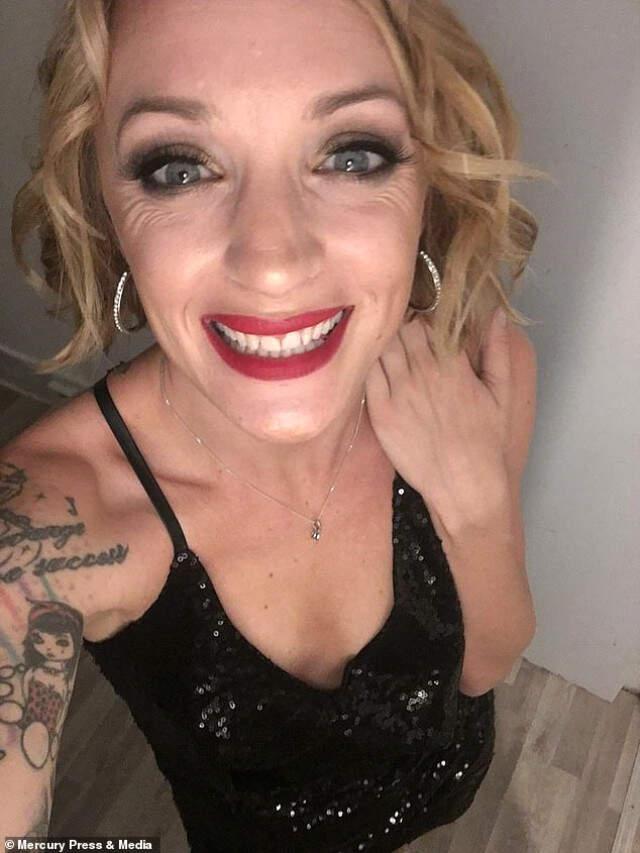 İngiliz Model Roxy Sykes Kullanılmış Çoraplarını Satarak Milyarlar Kazanıyor