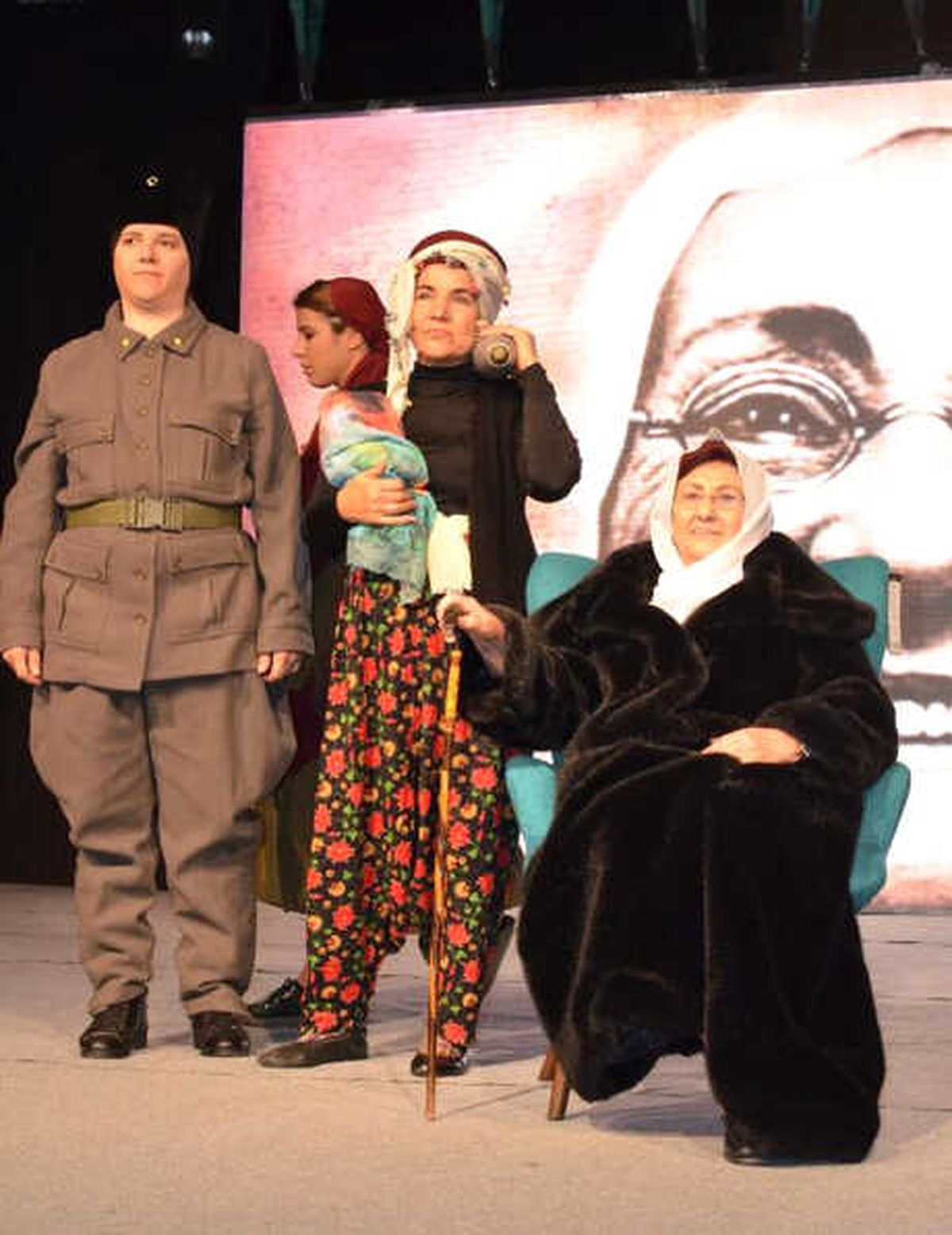 İzmir'de 'Zamansız Kadınlar Defilesi' Ayakta Alkışlandı