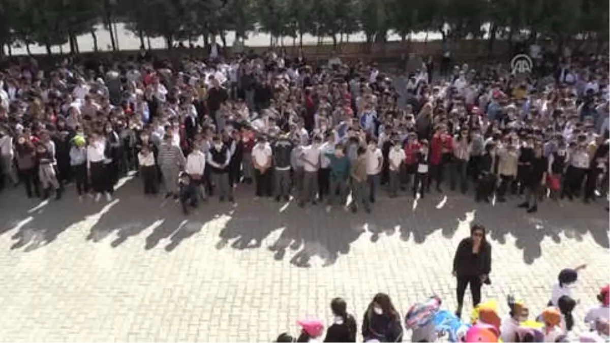 Lösemiye Dikkati Çekmek İçin Maskeyle Okula Geldiler