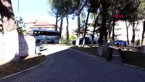 Manisa Baba ve Oğluna Silahlı Saldırı Düzenleyip Polisi Yaralayan Zanlı Adliyede Manisa Baba ve Oğluna Silahlı Saldırı Düzenleyip Polisi Yaralayan Zanlı Adliyede