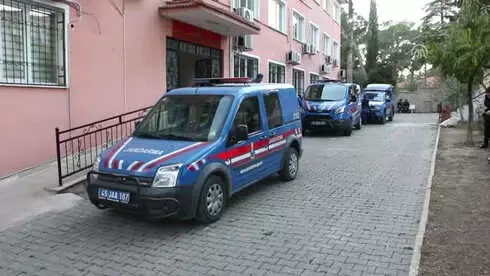 Manisa'da Cinayet Zanlısının Polisi Yaralaması - Zanlı Adliyeye Sevk Edildi Manisa'da Cinayet Zanlısının Polisi Yaralaması - Zanlı Adliyeye Sevk Edildi