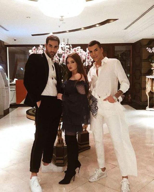 Ünlü DJ Kerimcan Durmaz, Yeni Yaşını Bülent Ersoy'un Göğsünde Kutladı