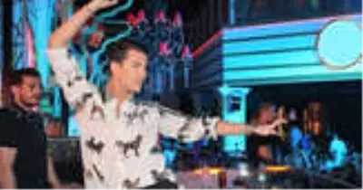 Ünlü DJ Kerimcan Durmaz, Yeni Yaşını Bülent Ersoy'un Göğsünde Kutladı Ünlü DJ Kerimcan Durmaz, Yeni Yaşını Bülent Ersoy'un Göğsünde Kutladı