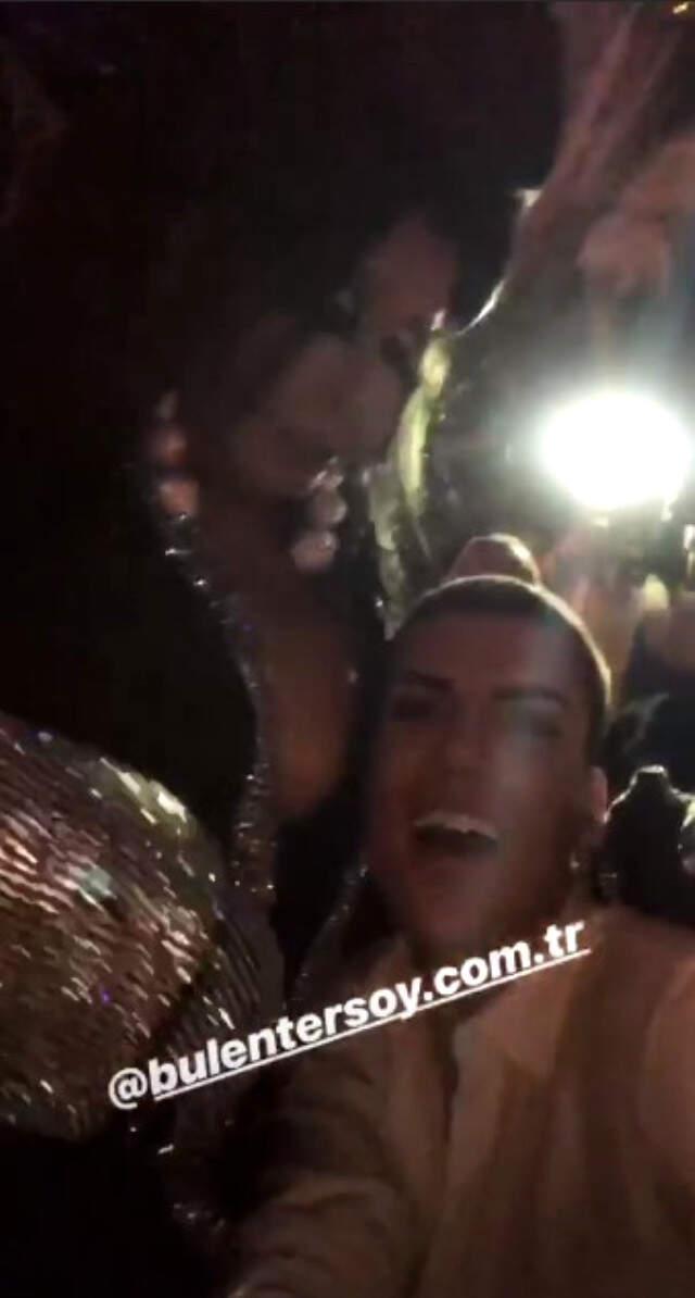 Ünlü DJ Kerimcan Durmaz, Yeni Yaşını Bülent Ersoy'un Göğsünde Kutladı