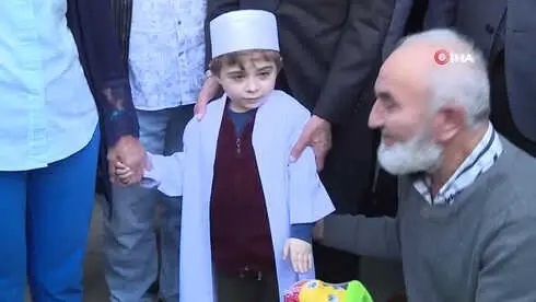 Ankara Büyükşehir Belediye Başkanı Mustafa Tuna, Esnaf Ziyaretinde Bir İlkokula da Uğrayarak,... Ankara Büyükşehir Belediye Başkanı Mustafa Tuna, Esnaf Ziyaretinde Bir İlkokula da Uğrayarak,...