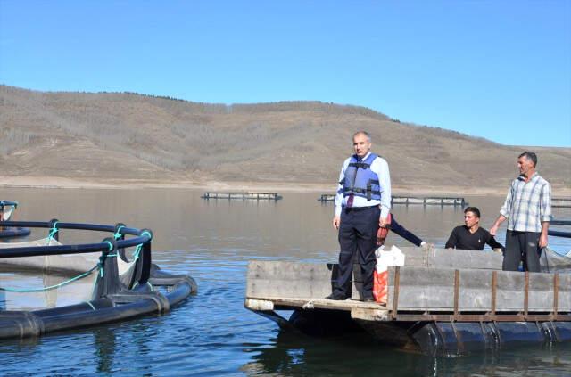 Denizsiz Kentin Baraj Gölünde Yılda 1300 Ton Alabalık Üretimi Erzurum İl Tarım ve Orman Müdürlüğünden yapılan açıklamada, ilçedeki Kuzgun Barajı Gölü'nde yer alan 5 tesiste alabalık üretimi yapıldığı aktarıldı. Temiz suyu ile öne çıkan göldeki tesislerde her yıl ortalama 1300 ton alabalık üretildiği aktarılan açıklamada, bu balıkların Türkiye'nin çeşitli illerine satıldığı belirtildi. | Sungurlu Haberleri