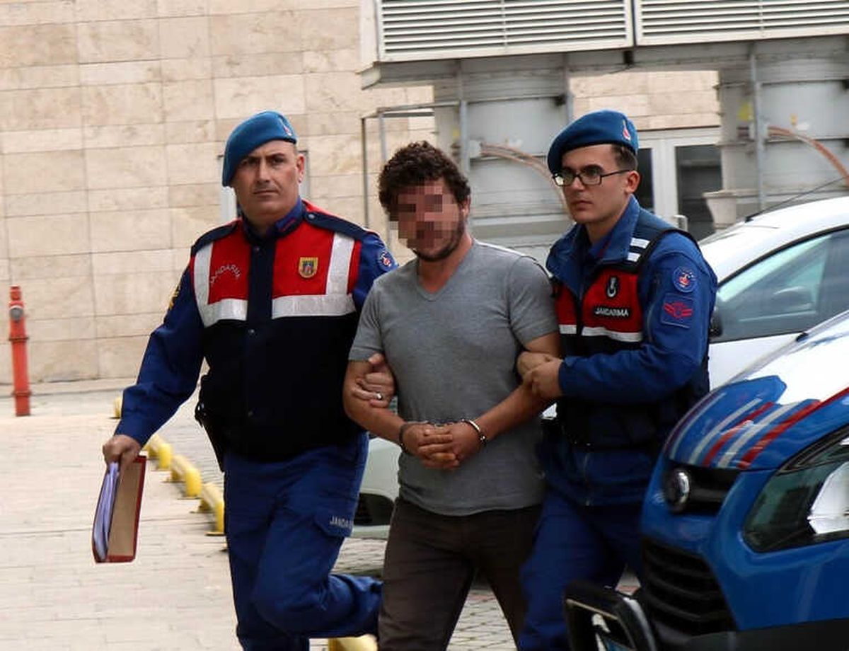 Hayırsız Evlat, Sigara Almıyor Diye Annesinin Kolunu Kırdı, Babasını Yaraladı