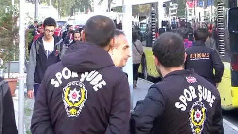İstanbul Polisi Derbide Titizlikle Çalıştı (1) İstanbul Polisi Derbide Titizlikle Çalıştı (1)