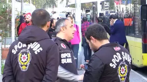 İstanbul Polisi Derbide Titizlikle Çalıştı (1) İstanbul Polisi Derbide Titizlikle Çalıştı (1)