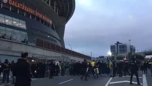 İstanbul Polisi Derbide Titizlikle Çalıştı (2) İstanbul Polisi Derbide Titizlikle Çalıştı (2)