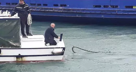 Belediye Başkanı, Bozulan Feribotu Halatla Kıyıya Çekmeye Çalıştı Belediye Başkanı, Bozulan Feribotu Halatla Kıyıya Çekmeye Çalıştı