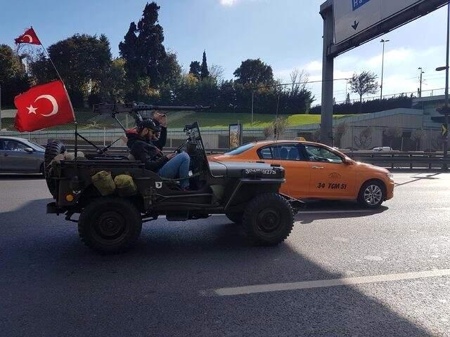 İstanbul Trafiğinde Görüntülenen Uçaksavarlı Cip, Trafikten Men Edildi