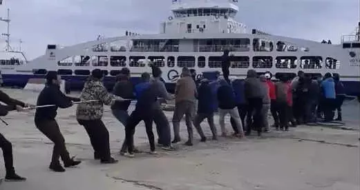 Belediye Başkanı, Bozulan Feribotu Halatla Kıyıya Çekmeye Çalıştı