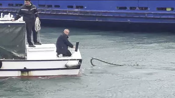 Belediye Başkanı, Bozulan Feribotu Halatla Kıyıya Çekmeye Çalıştı