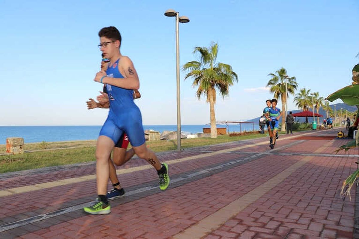 Parkurda Terleyen Sporcular Denizde Serinledi