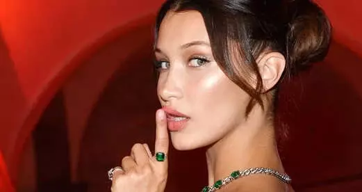 Ünlü Model Bella Hadid den, Siyah İç Çamaşırlı Paylaşım!