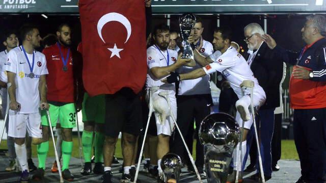 Ampute Milliler, İkincilik Kupasını Gözyaşları İçinde Kaldırdı