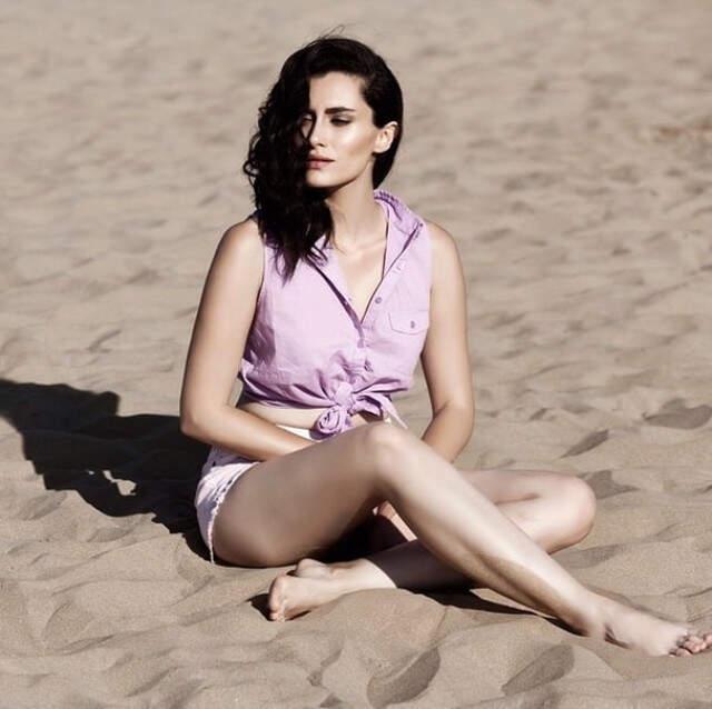 Erkek Arkadaşıyla Dudak Dudağa Yakalanan Hande Doğandemir Kimdir? Kaç Yaşındadır?