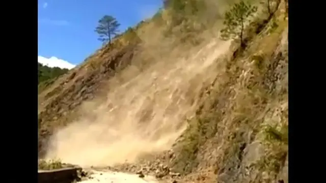 Filipinler de Heyelan Yolcu Otobüsünden Görüntülendi: ...