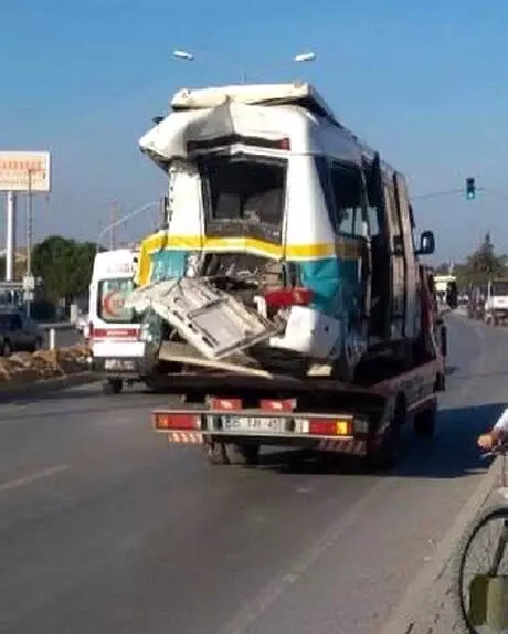 Kamyon, Yolcu Minibüsüne Ãarptı: 3'ü AÄır 13 Yaralı