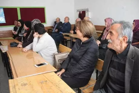 Lise Arkadaşları 40 Yıl Sonra Okulda Buluştu Lise Arkadaşları 40 Yıl Sonra Okulda Buluştu