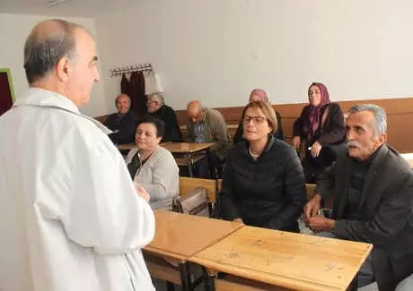 Lise Arkadaşları 40 Yıl Sonra Okulda Buluştu Lise Arkadaşları 40 Yıl Sonra Okulda Buluştu