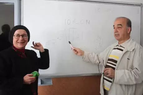Lise Arkadaşları 40 Yıl Sonra Okulda Buluştu Lise Arkadaşları 40 Yıl Sonra Okulda Buluştu