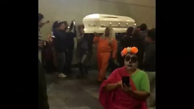 Meksika: Ölüler Günü Festivali nde Metroda Tabut