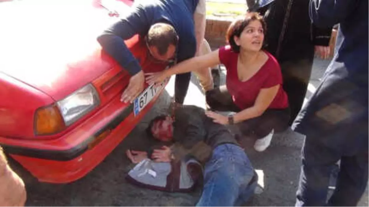 Yol Verme Kavgasında Yere Düştü, Arkadaki Otomobilin Altında Kalarak Yaralandı